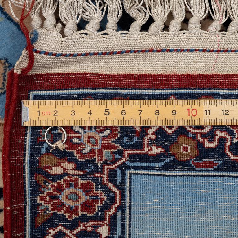 Mattor, ett par, figurala, Isfahan, centrala Persien, signerade (Mohammad) Seirafian, ca 120 x 77 resp 114 x 74 cm.
