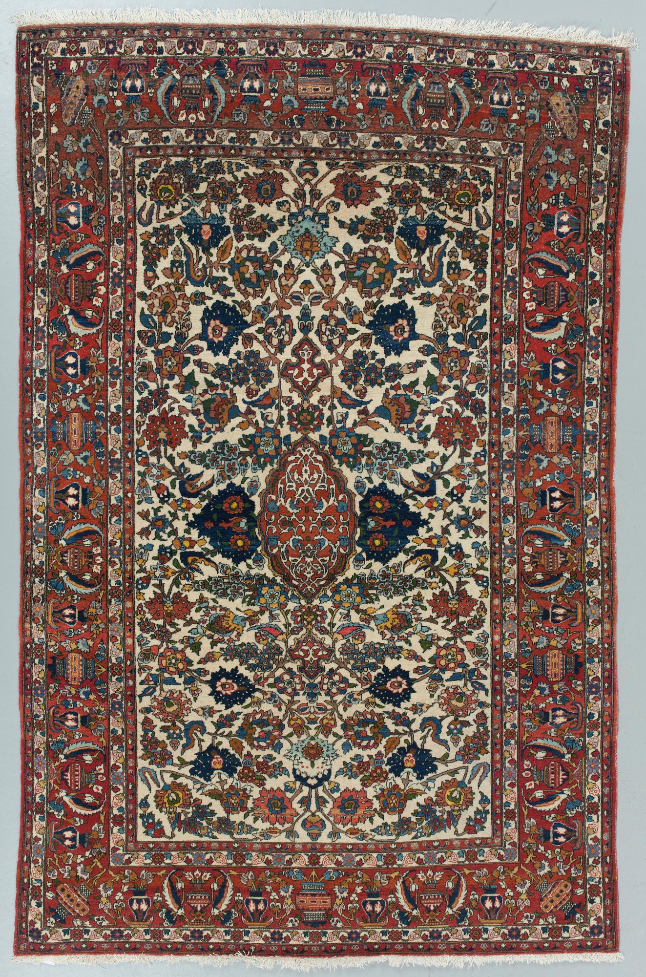 A semi-antique carpet from Esfahan, around 216 x139 cm.