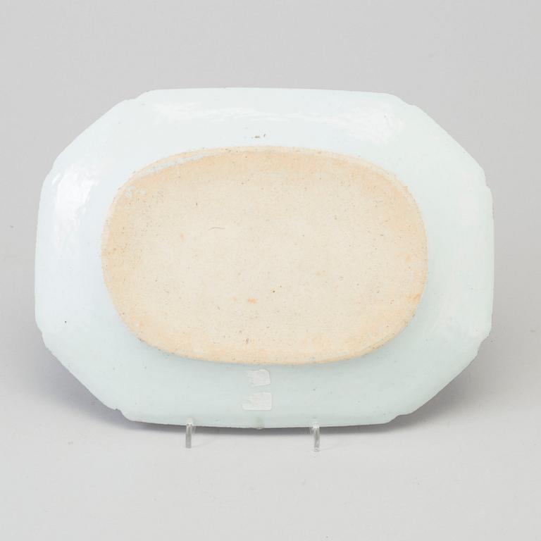 A blue and white export porcelain dish, Qing dynasty, Qianlong (1736-95).