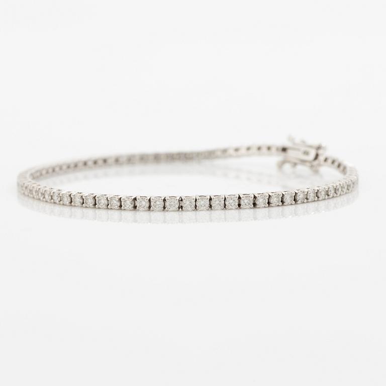 Tennis bracelet 18K white gold with round brilliant-cut diamonds.