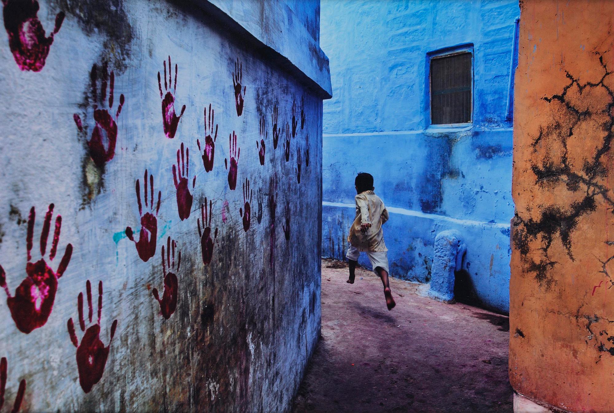 Steve McCurry, "Boy in Mid-Flight, Jodhpur, India, 2007".
