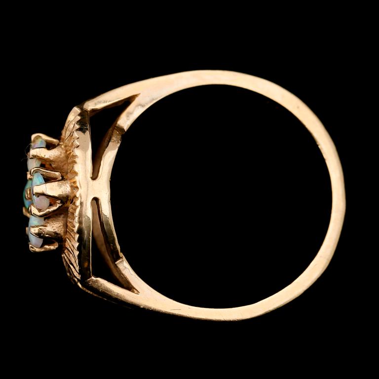 RING, 14K guld och opaler. Total vikt ca 3 g.