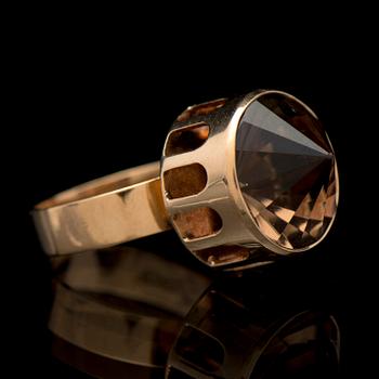 A BJÖRN WECKSTRÖM RING, facetted smoky quartz, 14K gold. Lapponia 1964.