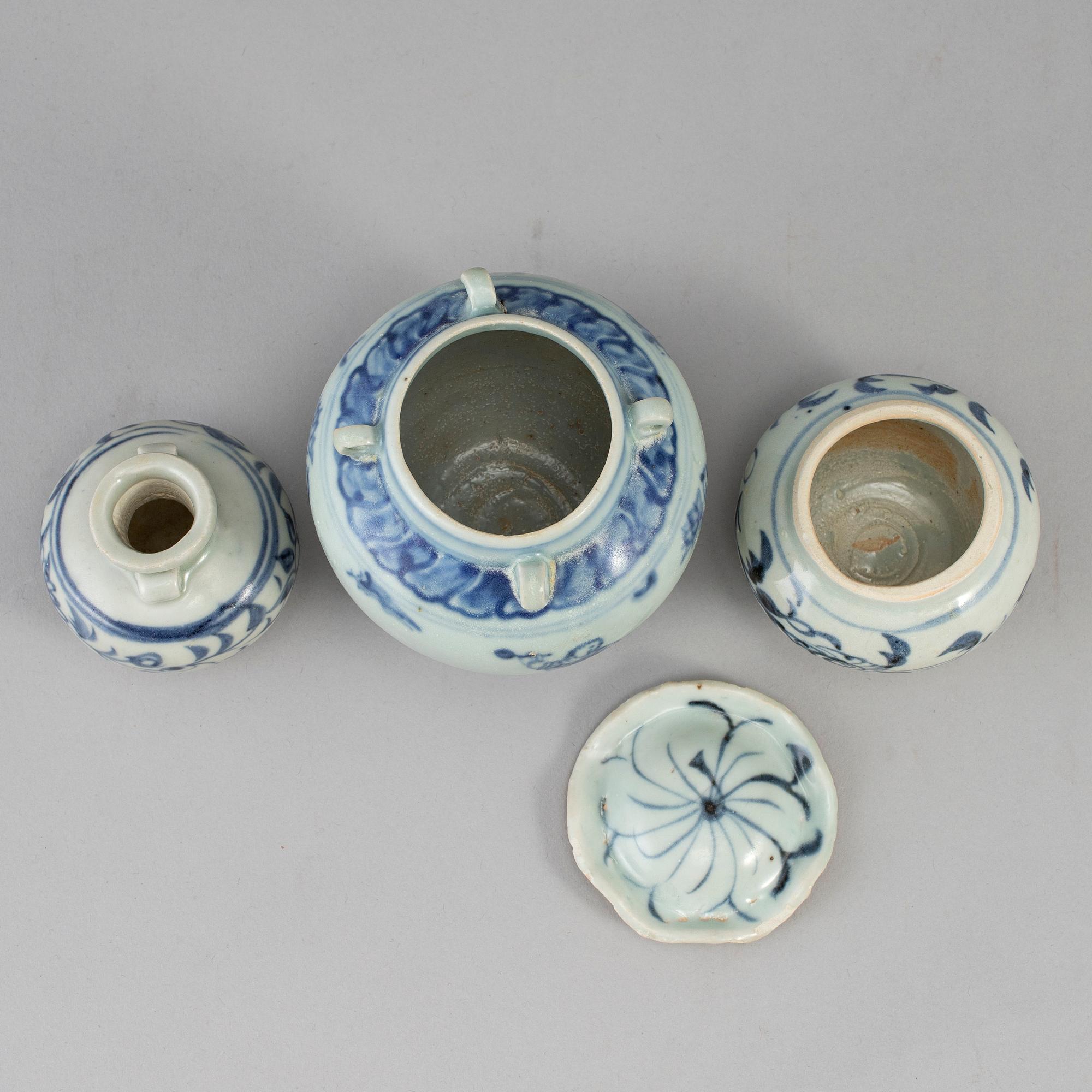 KANNA samt KRUKOR, tre stycken, porslin. Sydostasien, 1600-tal.