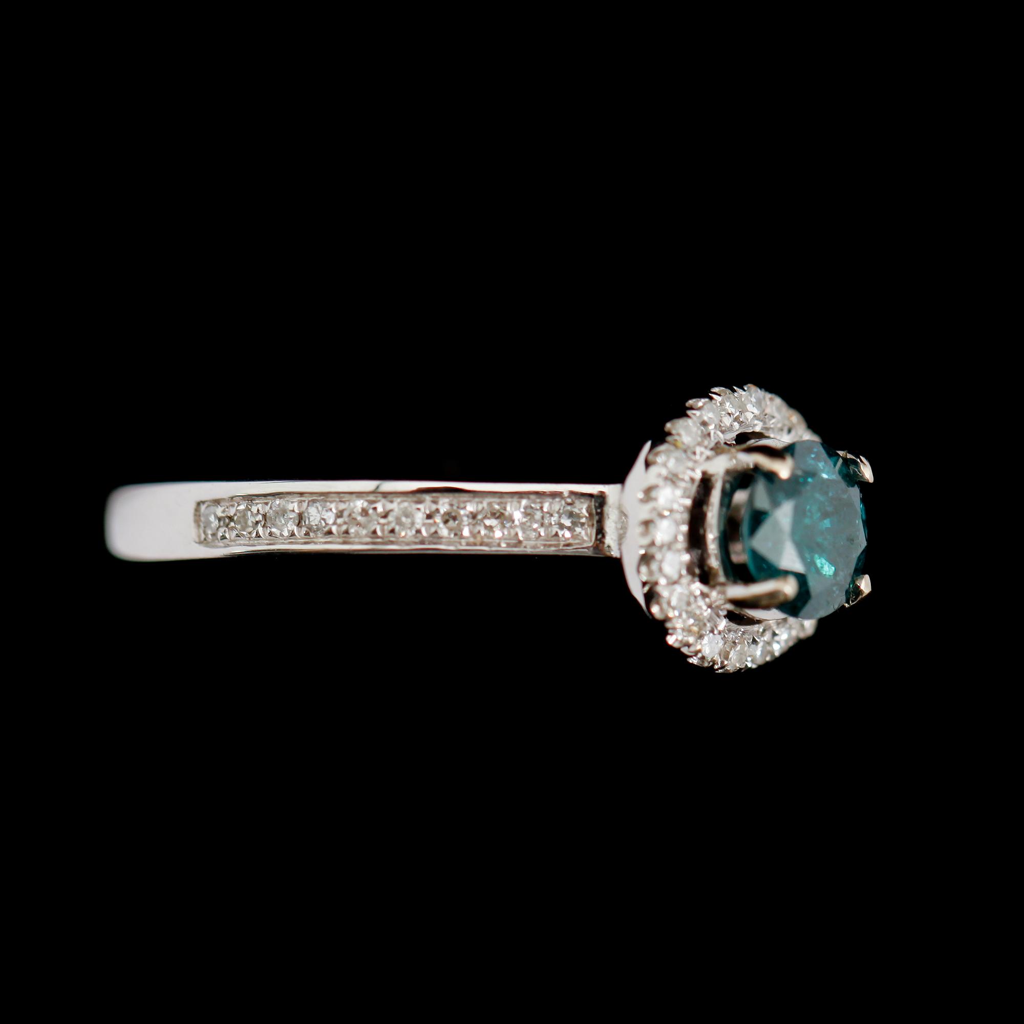 RING, 14 k vitguld, briljantslipade diamanter tot ca 0.80 ct. Total vikt ca 3 g.