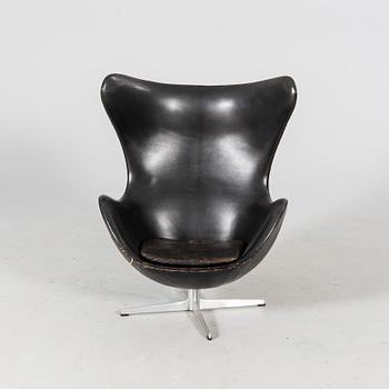 An Arne Jacobsen Ägget armchair for Fritz Hansen Denmark 1968.