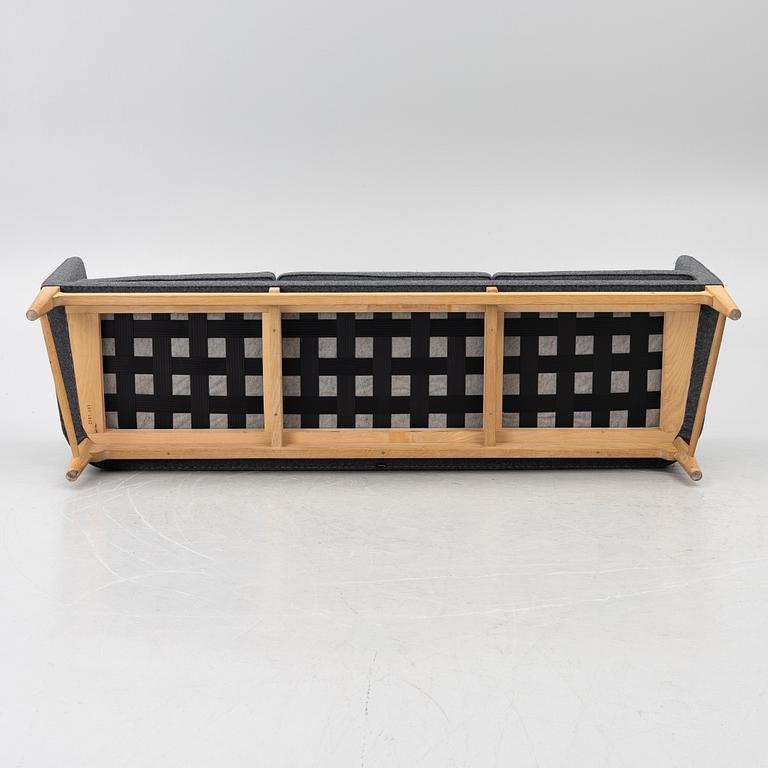 Arne Jacobsen, & Flemming Lassen, Soffa, ”Mayor AJ5”, &Tradition, Danmark, 2000-tal.