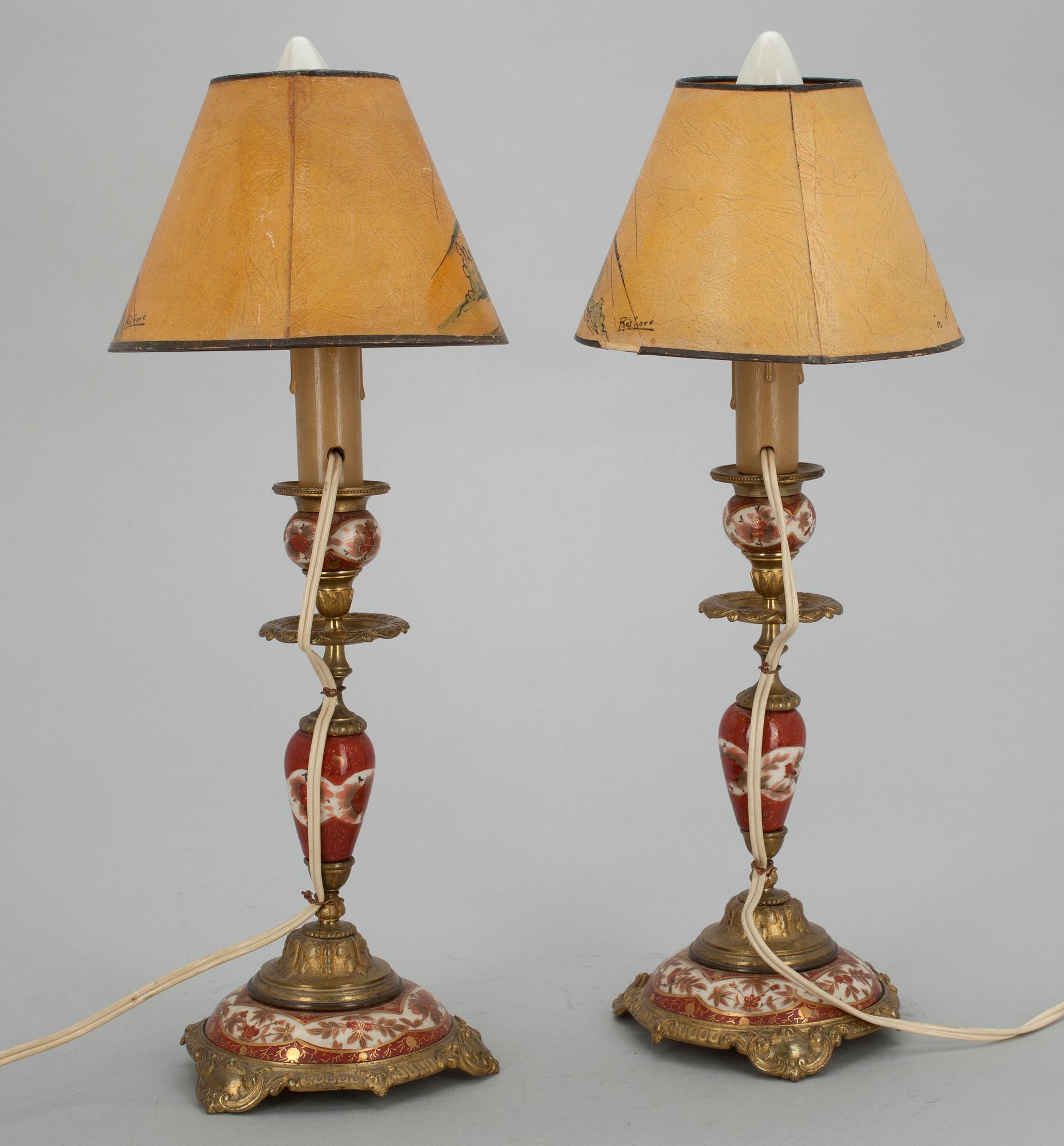 SKRIVBORDSGARNITYR,  4 delar,  målat porslin samt mässing, 1800-talets slut.