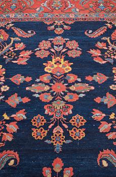 A CARPET, semi-antique Lilihan probably, ca ca 502 x 281,5-286 cm.