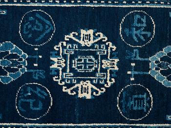 MATTA, semiantik Xinjiang (Sinkiang), Kina, ca 127 x 67-69 cm (samt ca 1 cm slätväv på en kortsida).