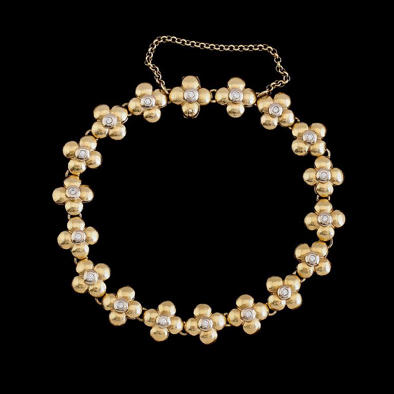 ARMBAND, 18K tvåfärgat guld, RNS, briljantslipade diamanter tot ca 0.50 ct. Vikt ca 27,4 g.