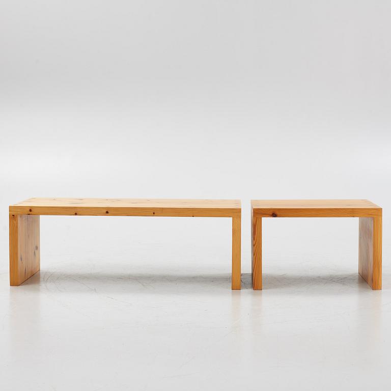 Bänkar, 2 st, furu, 1900-tal.