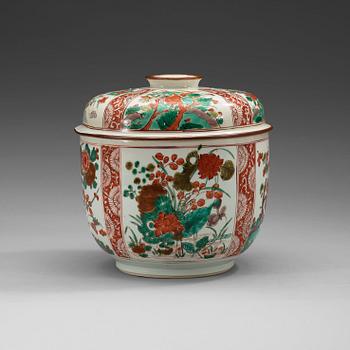 A famille verte jar with cover, Qing dynasty, Kangxi (1662-1722).