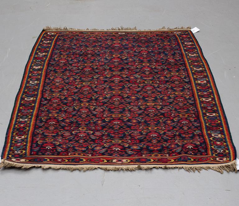 A RUG, a kilim, an old Senneh, ca 158 x 108,5-116 cm.