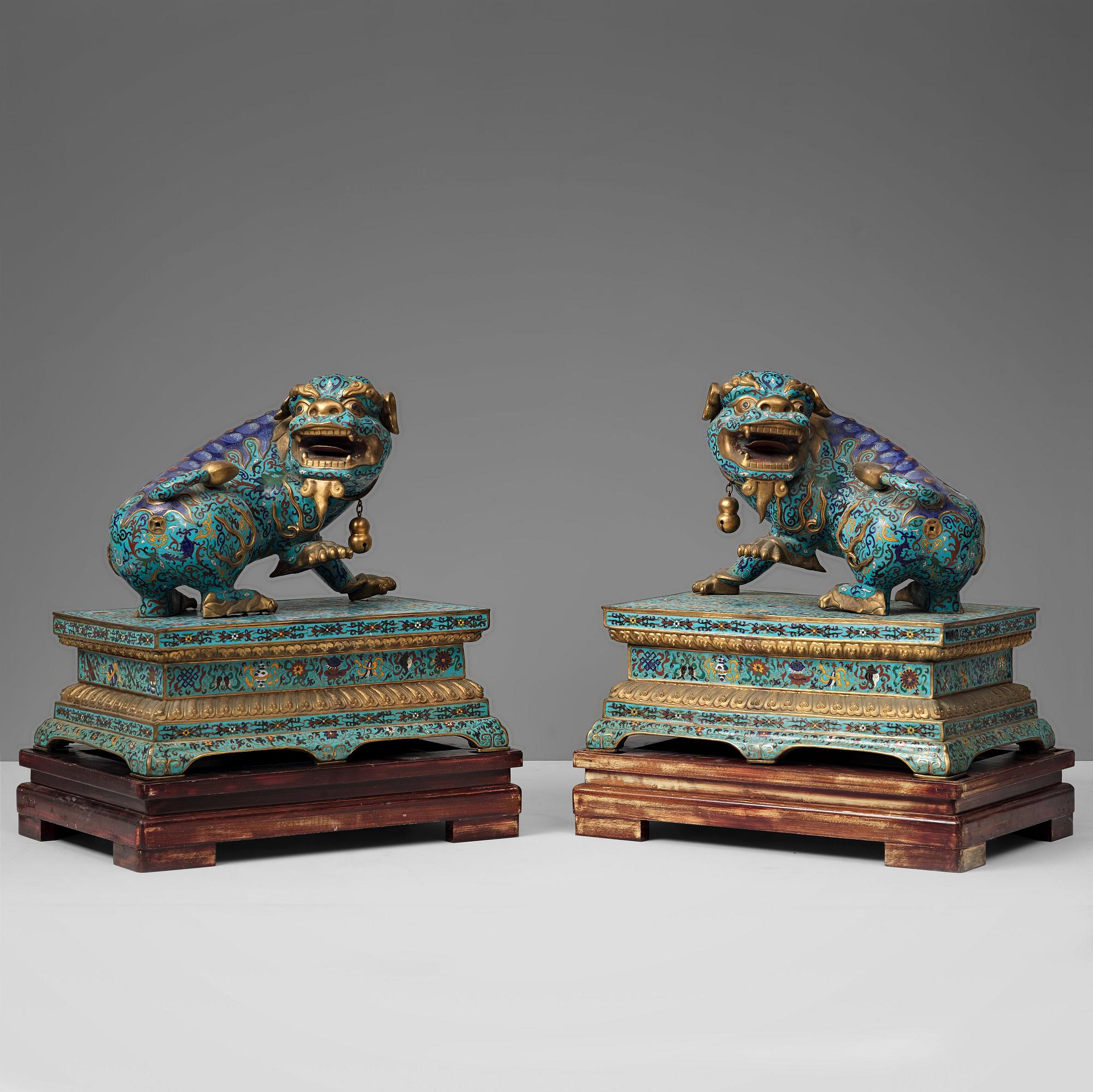 TEMPELHUNDAR, ett par, cloisonné. Qingdynastin, 1800-tal.