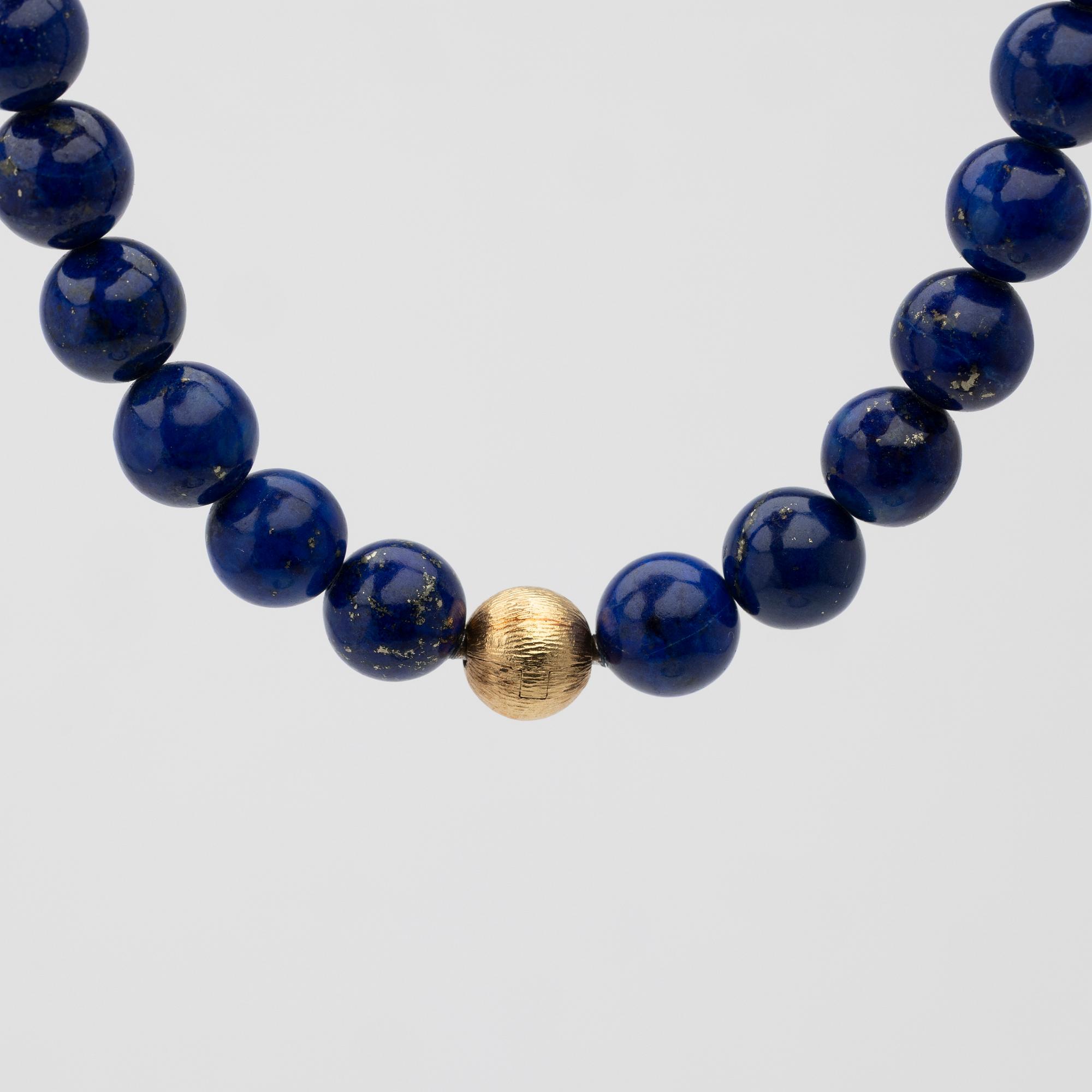 Ole Lynggaard, kullås 18K guld, med 4 stencollier med dobbar samt ett armband, bland annat lapis lazuli.