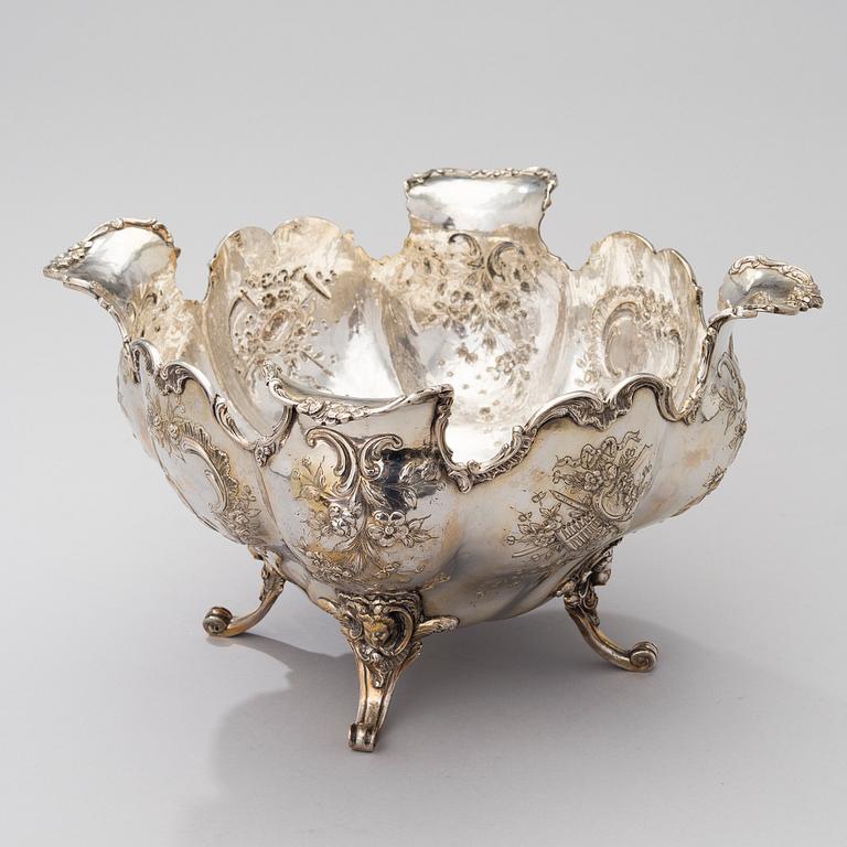 A SILVER BOWL, Emile Delair Paris 1882-1920, weight 972 g.