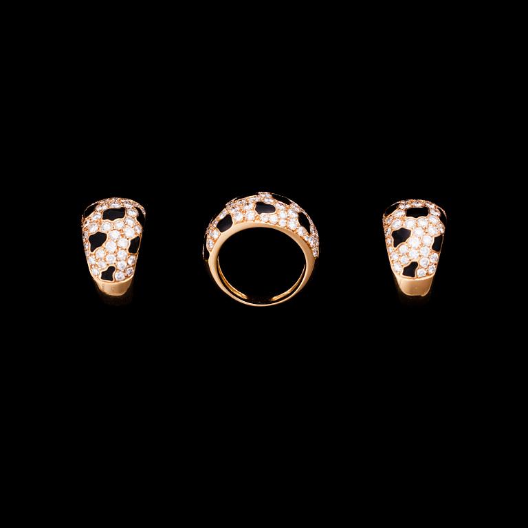 A RING AND A PAIR OF EARRINGS.