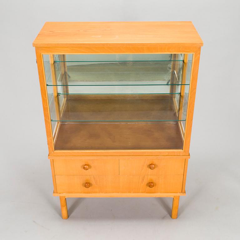 A mid-20th century display cabinet, Lahden Puutyö.