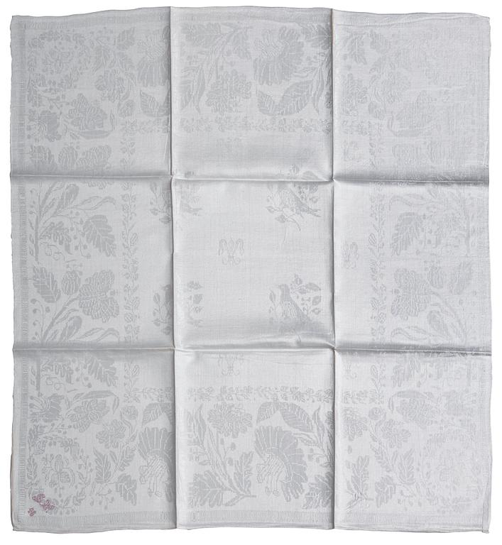SERVETTER, 24 st. Linnedamast. Sverige 1800-talets förra hälft. Ca 86,5 x 79 cm vardera.