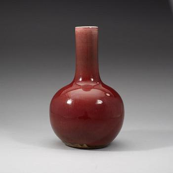 A 'sang de boef' glazed vase, late Qing dynasty.