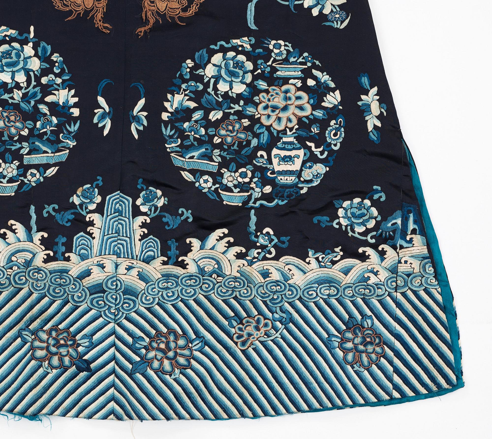 ROBE, silk. Height 108,5 cm. China, late Qing dynasty (1644–1911).