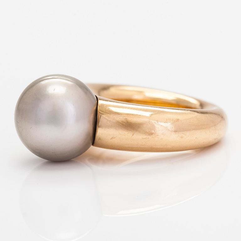 An 18K gold ring, with a cultured Tahiti pearl.