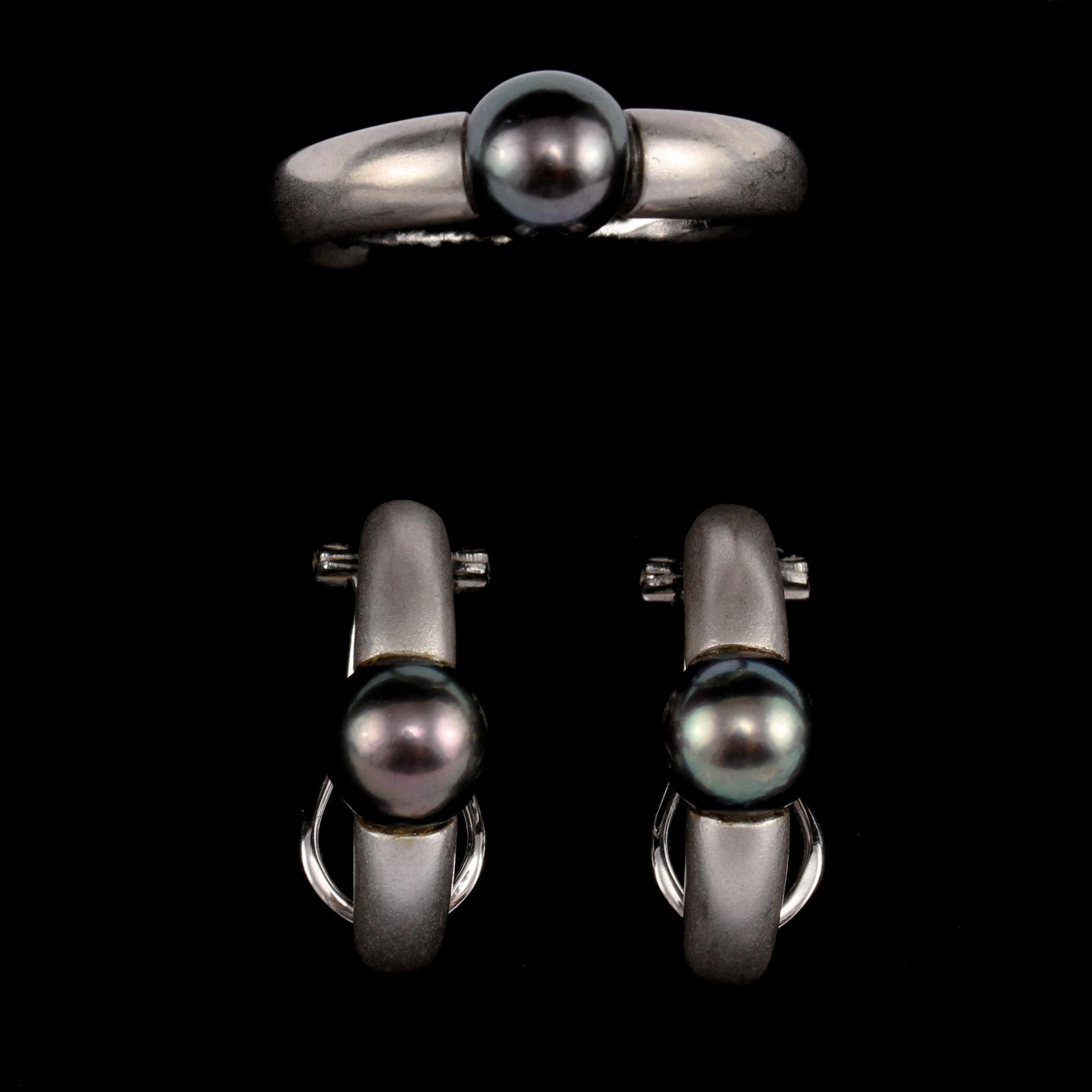 RING samt ÖRHÄNGEN, ett par, platina samt odlade pärlor, 1900-talets slut. Vikt 15 g.