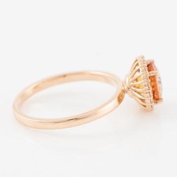 Ring 14K gold with yellow sapphire and brilliant-cut diamonds.