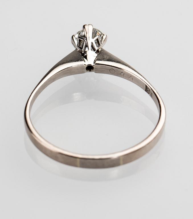 RING, 18 K vitguld med briljantslipad diamant ca 0.44 ct. Vikt ca 3,2 g.