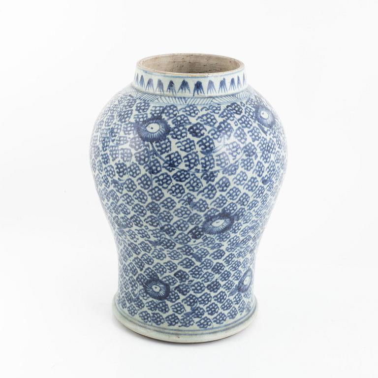 A blue and white vase, Qing dynasty, 19th century.