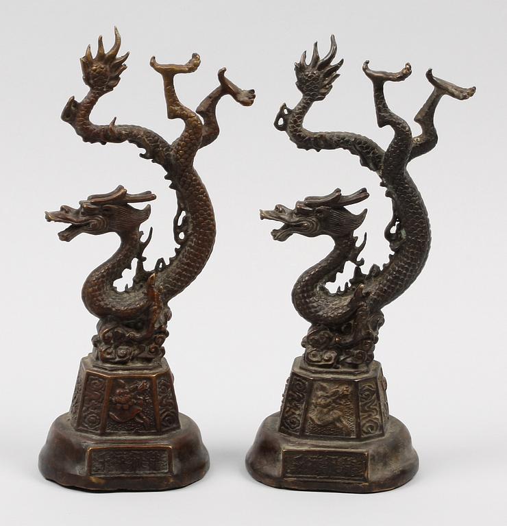 FIGURINER, 2 st, patinerad metall, Kina, 1900-tal.