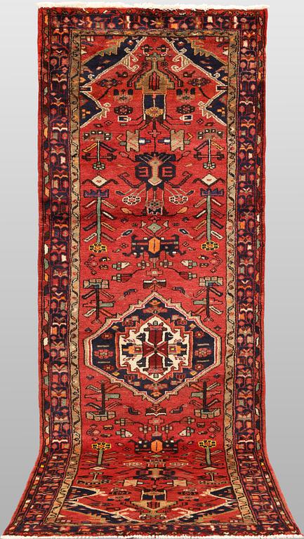 Gallerimatta, Hamadan, ca 313 x 106 cm.