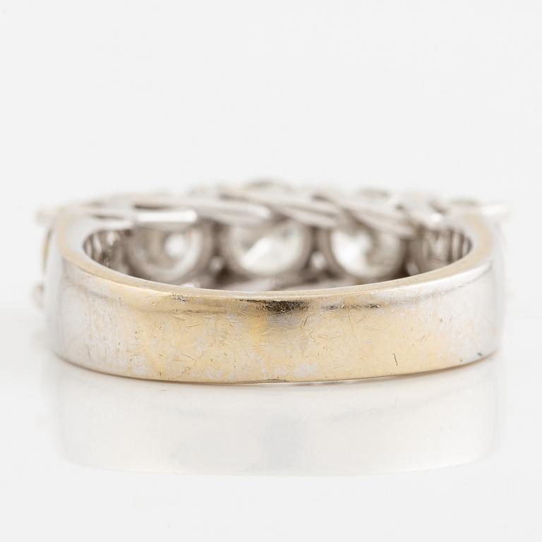 Ring, 18K white gold with five brilliant-cut diamonds.