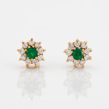 Garnityr, ring, örhängen och collier med smaragder och briljantslipade diamanter.