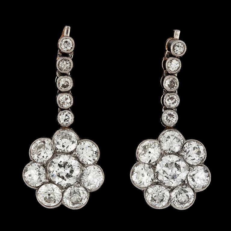 A pair of brilliant cut diamond earrings, tot. app. 160 cts.