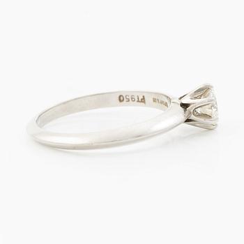 Tiffany & Co, ring, solitaire, platinum with a brilliant-cut diamond 0.41 ct. Marked Tiffany & Co. With certificate.