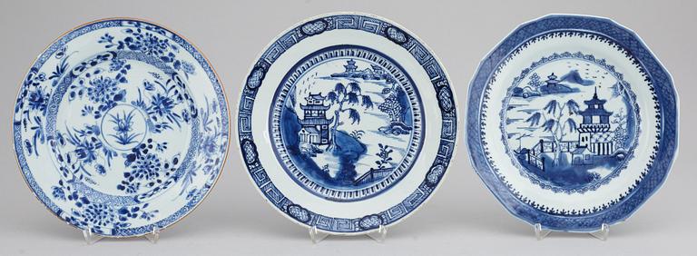 A blue and white serving dish, six plates and two round dishes, Qing dynasty, Qianlong (1736-95).