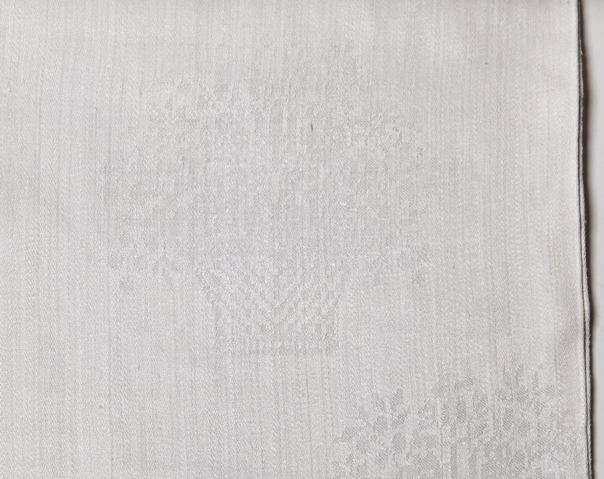 A TABLE CLOTH AND NAPKINS, 24 pieces, linen damask, the table cloth is dated 1827, ca 560-567 x 207,5 cm, Sweden 1827.