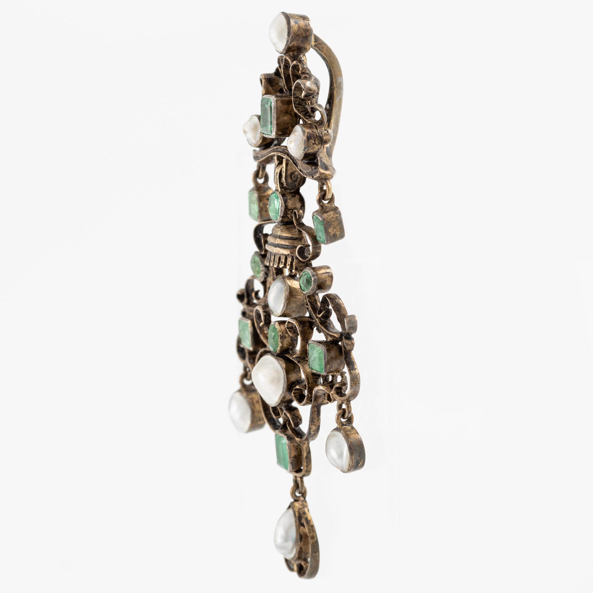 Pendant with emeralds and half-pearls.