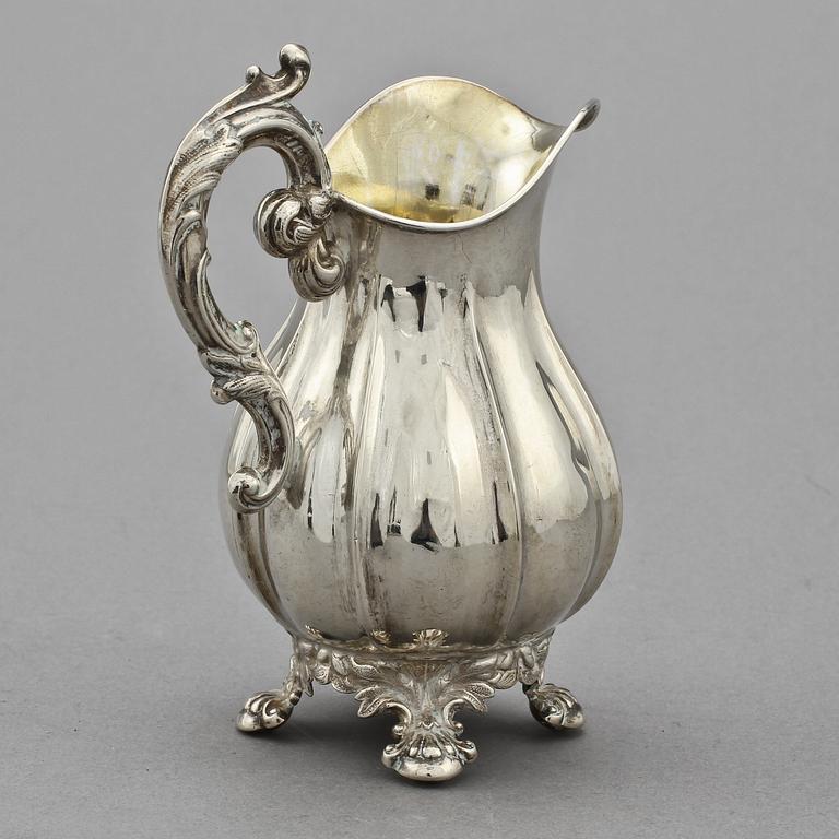 GRÄDDKANNA, silver, Otto Wilhelm Kjellberg, Västerås, 1867. Vikt 105 g.