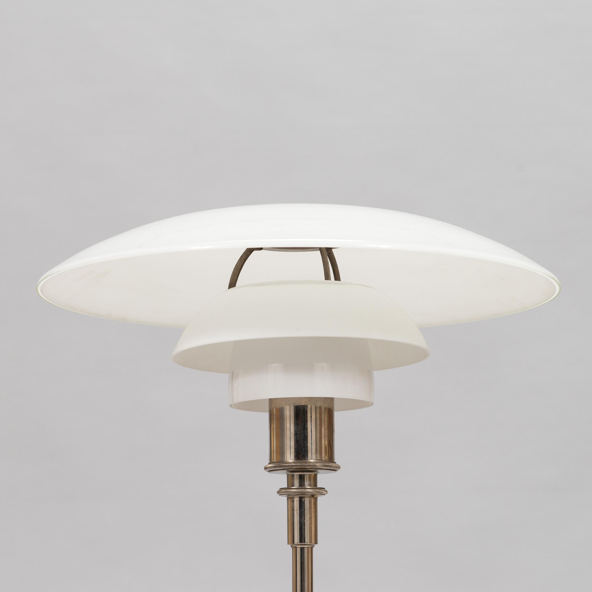 Poul Henningsen, bordslampa, "PH-4/3", för Louis Poulsen, Danmark.