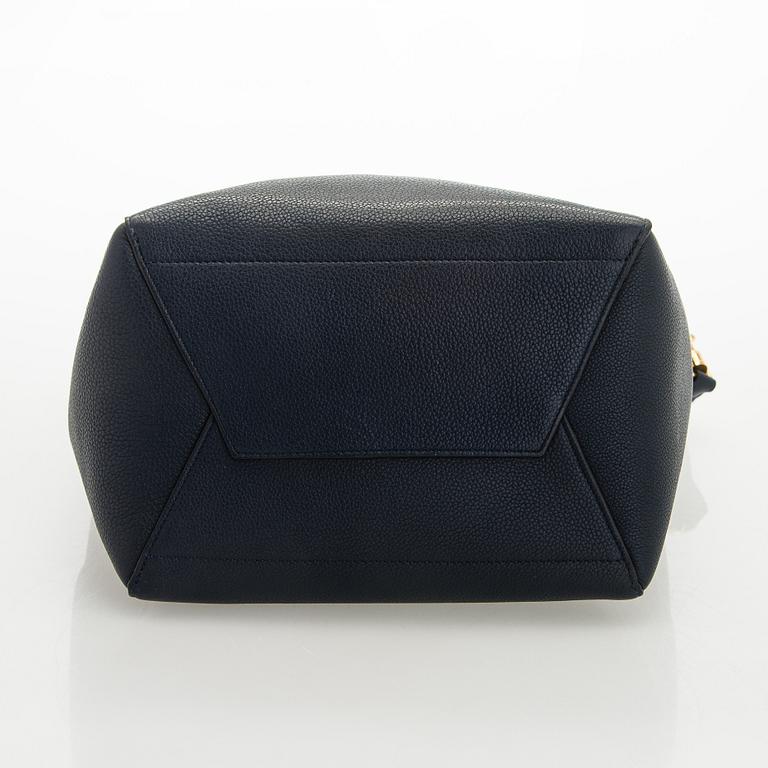 Céline, a 'Seau Sangle' bag.
