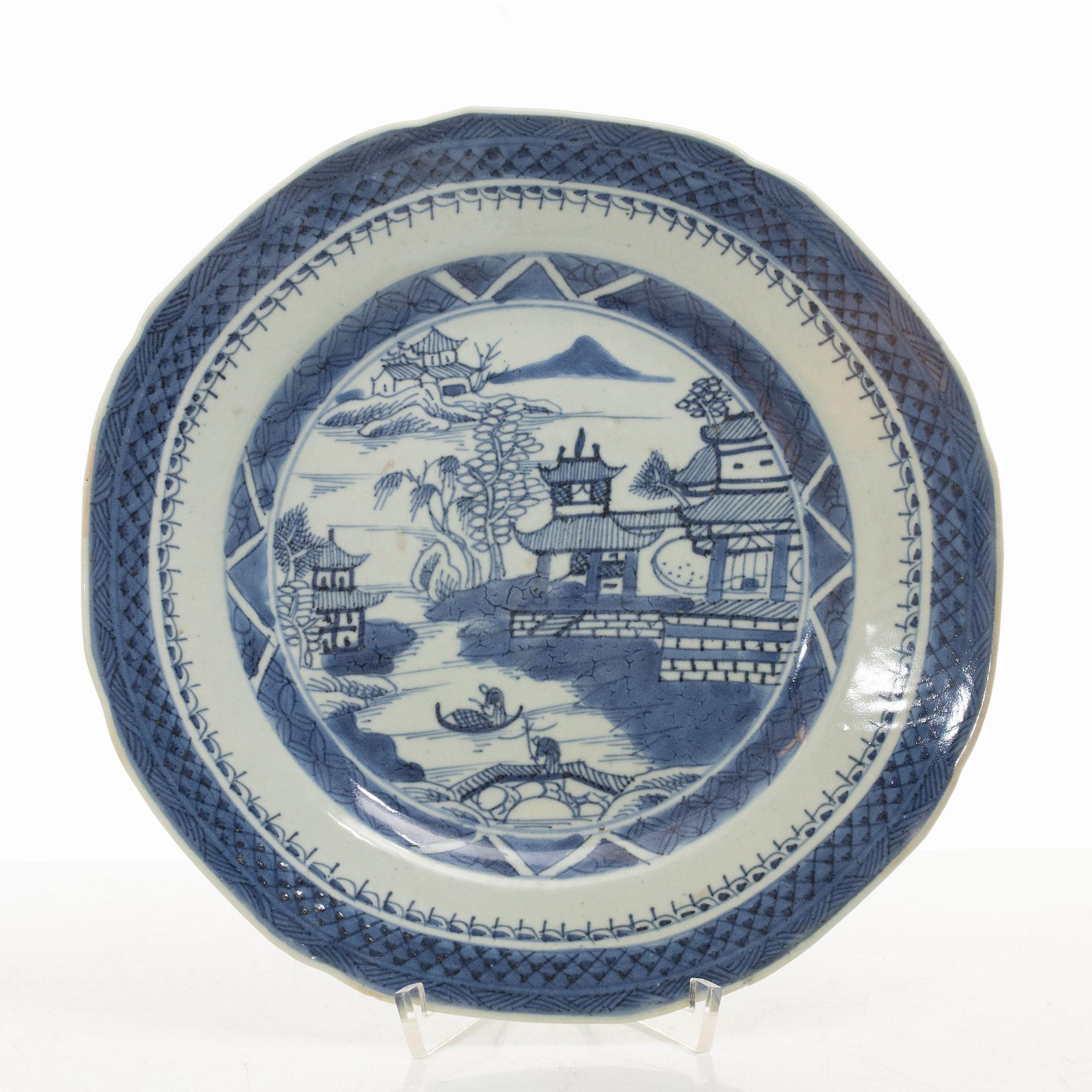 Tallrikar, 19 stycken, kompaniporslin, Kina, Qingdynastin, 1800-tal.