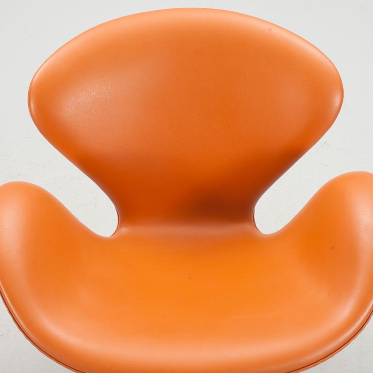 FÅTÖLJ, "Svanen", Arne Jacobsen, skinn, 1950/60-tal.