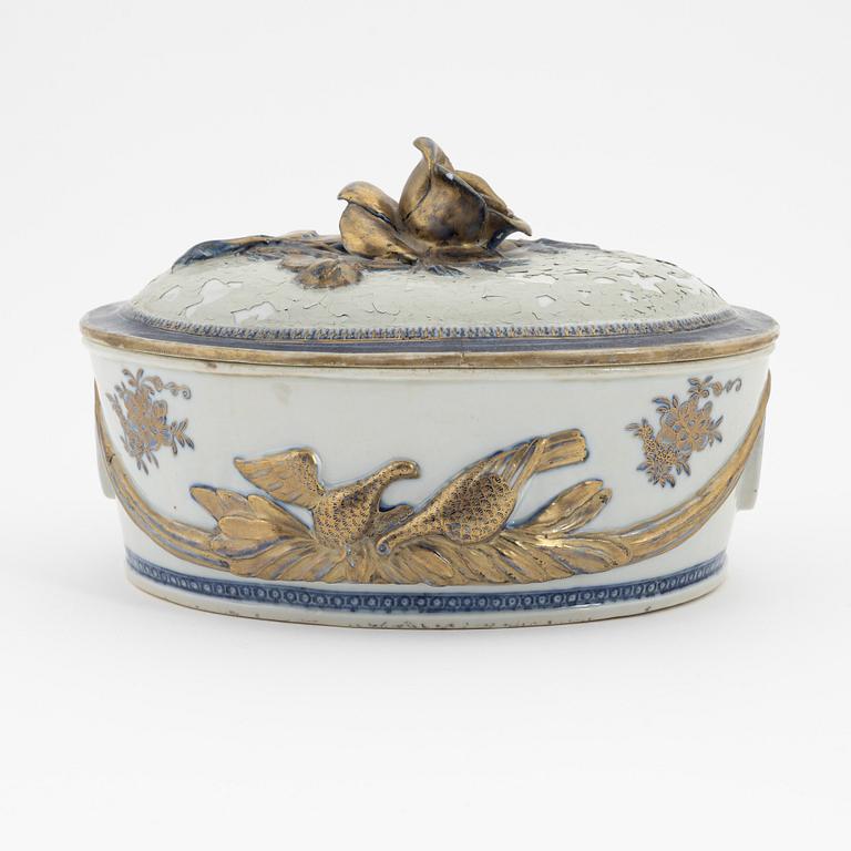 Fat, kompaniporslin, Kina, Qingdynastin, Qianlong (1736-1795) samt terrin, porslin, Jaqing (1796-1820).