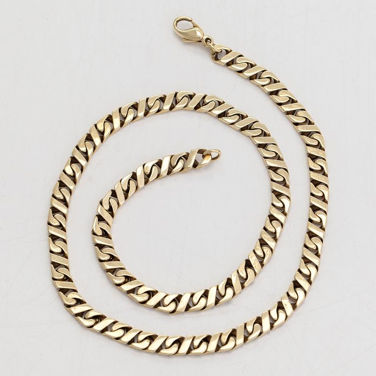 A 14K gold curb chain necklace.