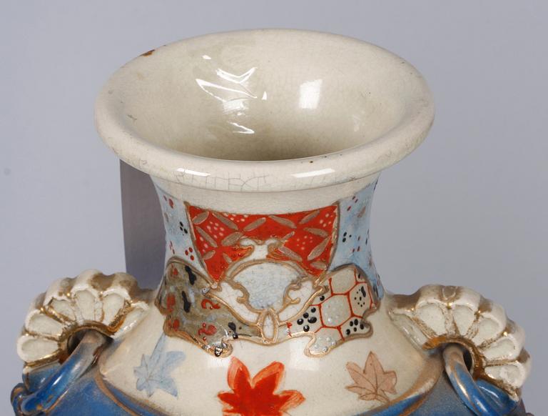 VASER, ett par, porslin. Satsuma, Japan. 1800/1900-tal.