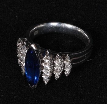 RING, 18k vitguld, diamanter och safir. 0.33 ct resp 1 ct. Tot ca 7 g.