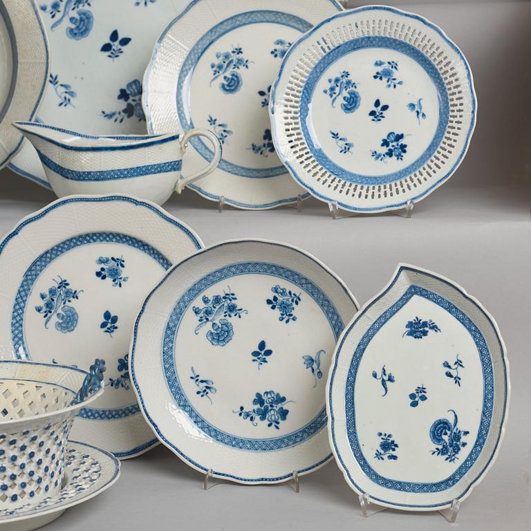 A blue and white dinner service, Qing dynasty, Qianlong (1736-95).(168 pieces) (152 pieces).